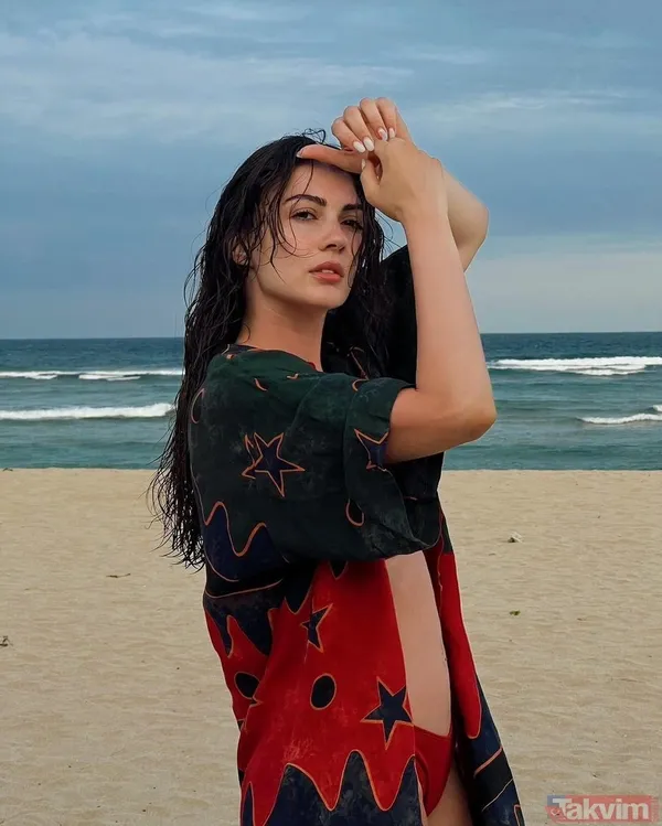 33’lük Burcu Özberk bornozlu pozlarıyla sosyal medyanın gündeminde! Sere serpe uzanıp dikkat çekti! Murat Boz’un biricik partneri... - 3