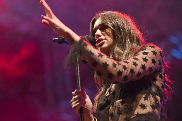 Dua Lipa New York sokaklarında iç çamaşırsız gezdi-8