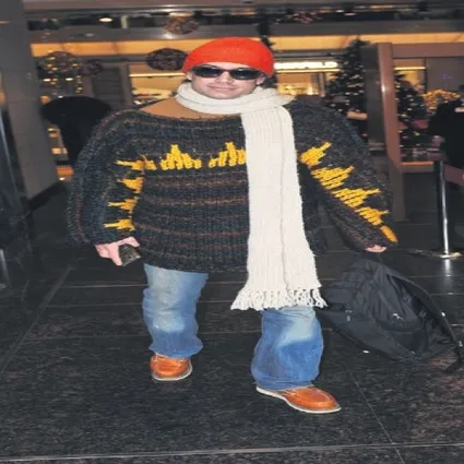 Ünlü oyuncu Çağrı Atakan dikkat çeken tarzıyla objektiflere yakalandı