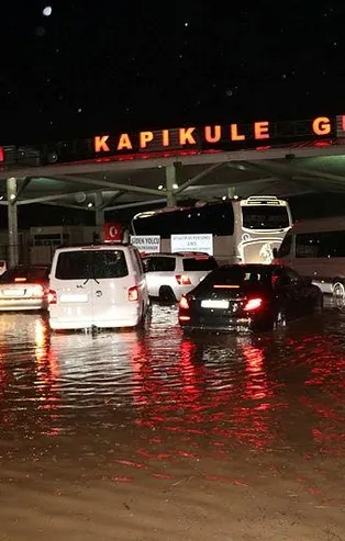 Edirne'de etkisini arttıran sağanak yağış Kapıkule Gümrük Sahası'nı adeta göle çevirdi! Yollar kapandı, araçlar mahsur kaldı