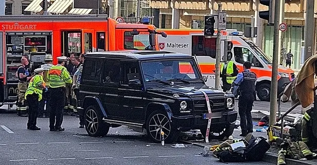 Almanya'nın Stuttgart kentinde bir araç kalabalığın arasına daldı! Yaralılar var