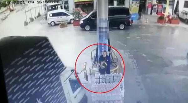 akaryakit-istasyonuna-dalan-kamyonetten-son-anda-kactilar-1623767338050.jpg Akaryakıt istasyonuna dalan kamyonetten son anda kaçtılar-5