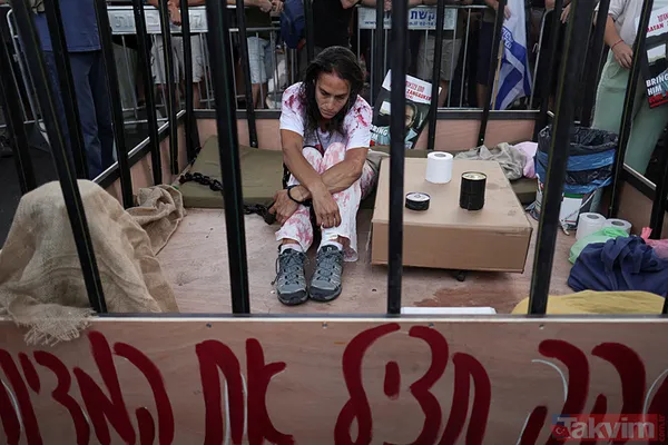 Tel Aviv'de kafesli protesto! Onlarca İsrailli, Netanyahu'nun istifası için sokaklara döküldü: Sen baştasın, sen suçlusun - 28