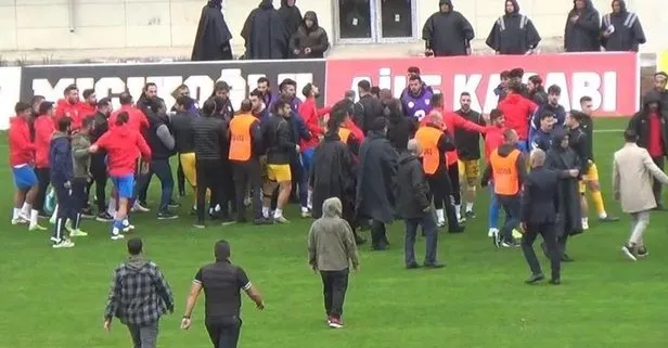 Yükselme maçında kavga! Futbolcular birbirine girdi