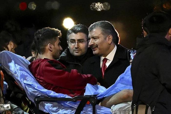 saglik-bakani-fahrettin-koca-gazzeden-turkiyeye-nakledilen-68-hastayi-etimesgut-havalimaninda-karsiladi-1702404952481.jpeg Sağlık Bakanı Fahrettin Koca, Gazze'den Türkiye'ye nakledilen 68 hastayı Etimesgut Havalimanı'nda karşıladı-2