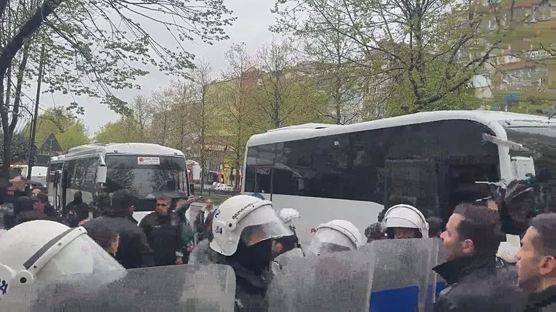 izinsiz-1-mayis-gosterilerine-polis-mudahale-etti-gozaltilar-var-15-temmuz-sehitler-koprusunu-kapatmaya-calist-1777631213212.jpeg İstanbul'da izinsiz 1 Mayıs gösterilerine polis müdahale etti: Gözaltılar var | 15 Temmuz Şehitler Köprüsü'nü kapatmaya çalıştılar-1