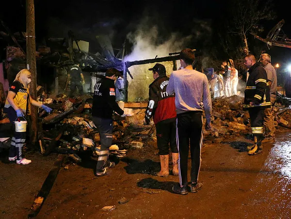 boluda-bir-evde-cikan-yanginda-iki-cocuk-yasamini-yitirdi-1594709660363.jpg Bolu'da bir evde çıkan yangında iki çocuk yaşamını yitirdi-2