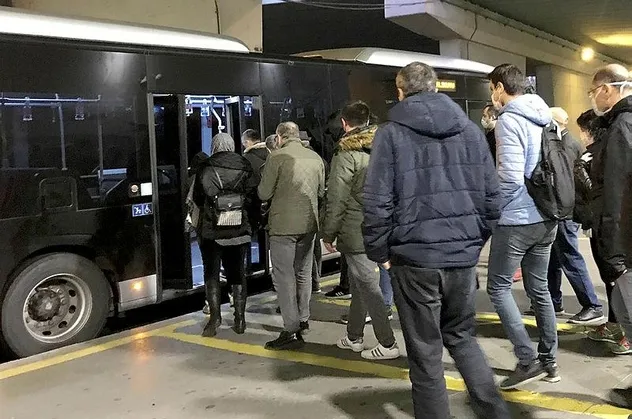İstanbul koronavirüsün merkezi oldu! Toplu taşıma araçlarında ve duraklarda endişe yaratan yoğunluk