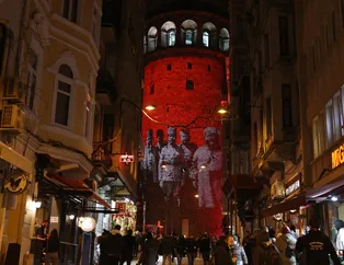 Görsel şölen! Galata Kulesi'nde İstiklal Marşı'nın kabulünün 100. yılına özel gösteri