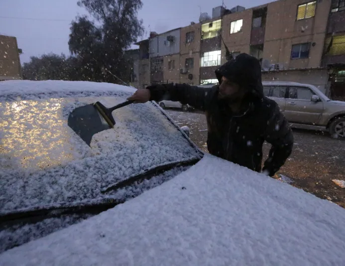 Bağdat’ta 12 yıl sonra kar yağdı