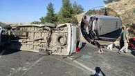 Otomobil ile çarpışan işci servisi devrildi