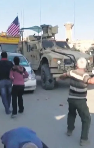 Terörist beslemenin sonu: Kamışlı'da YPG'liler Amerikan askerlerini taşladı