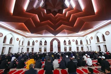 Yurdun dört bir yanında Ramazanın müjdecisi Berat Kandili idrak edildi! Eller semaya açıldı