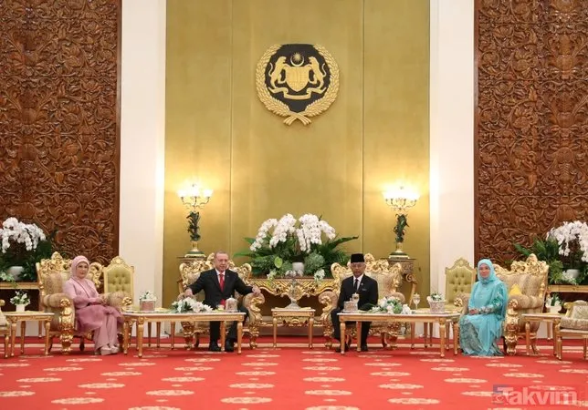 Malezya Kralı ile bir araya gelen Başkan Erdoğan özel defteri imzaladı