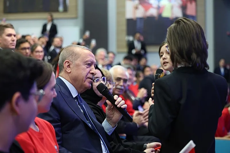 baskan-erdoganin-cocuklarin-soyledigi-cayelinden-oteye-turkusune-eslik-etti-1789403906211.jpeg Başkan Erdoğan’ın çocukların söylediği Çayeli'nden Öteye türküsüne eşlik etti-3