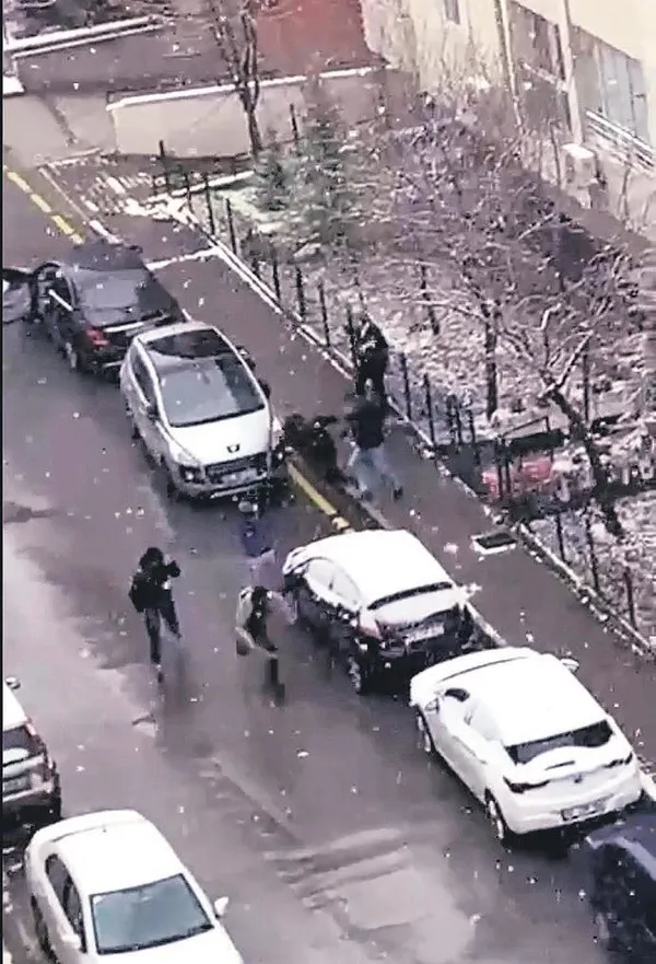 selcuk-ozdagin-yasadigi-dehset-anlari-kameralara-boyle-yansidi-1611097152798.jpeg Selçuk Özdağ'ın yaşadığı dehşet anları kameralara böyle yansıdı-1