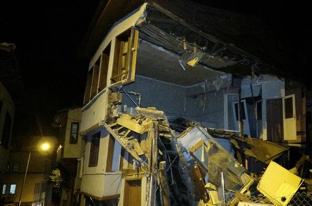 Son dakika: Bursa'da 100 yıllık tarihi bina yerle bir oldu