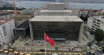SON DAKİKA: Taksimde yapımında sona yaklaşılan AKMnin önündeki panolar kaldırılınca ön cephe ortaya çıktı
