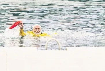 Fedon Boğazda denize atladı! Bu sefer sezonu İstanbul’da açtı