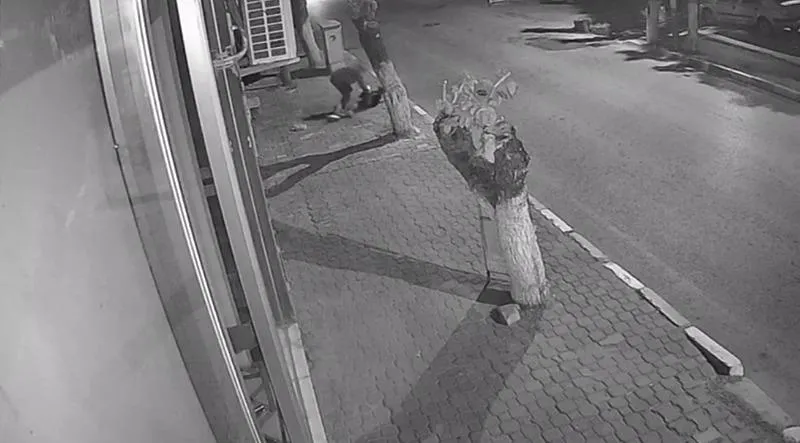 İzmir'in Kemalpaşa ilçesinde bir kişi, takıntılı olduğu komşuları olan genç kızı takip edip boynundan bıçakla yaralayarak darp etti. (DHA)