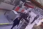 Fatih’te tramvay yayaya çarptı! Kaza anı kamerada...