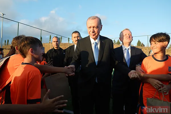 Başkan Erdoğan geleceğin yıldızlarını futbol akademisinde ziyaret etti - 6