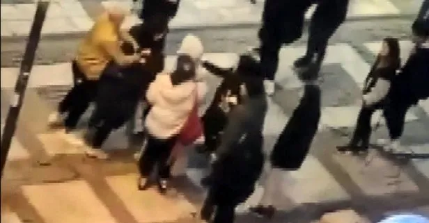 Suriyeli ve Türk kızlar birbirlerine girdi! Saç saça baş başa kavga kamerada