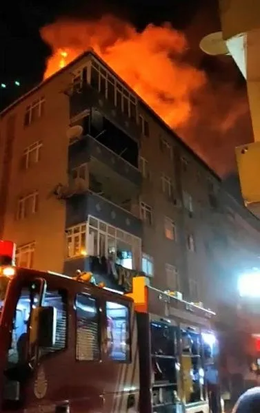 Bağcılar'da çatı yangını! Alev alev...