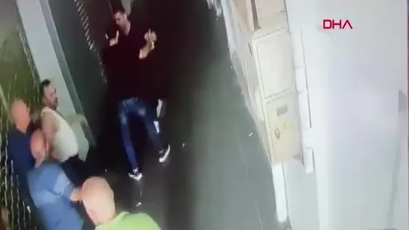 Adana’da pasaj içinde kadına saldırı kamerada