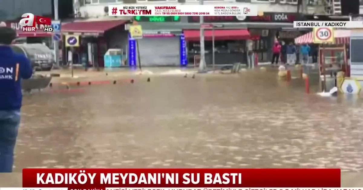 İBB yenileme çalışması yaparken boruyu patlattı! Kadıköy göle döndü