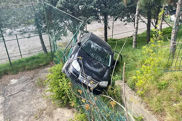Ortaköy'de akılalmaz kaza! Pedalları karıştırdı aşağıya uçtu
