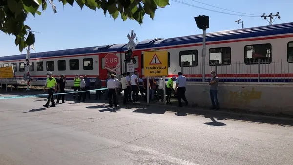 karsta-tren-altinda-kalarak-feci-bir-sekilde-hayatini-kaybetti-1627890394357.jpg Kars’ta tren altında kalarak feci bir şekilde hayatını kaybetti-6