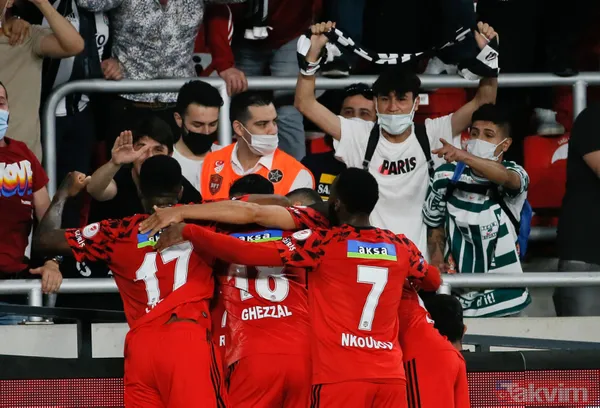 Ziraat Türkiye Kupası'nı kazanan Beşiktaş kupayı kaldırdı! İşte kutlamalardan kareler... - 16