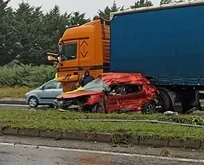 Otomobilin tırın dorsesine çarptığı feci kazada 3 kişi hayatını kaybetti!