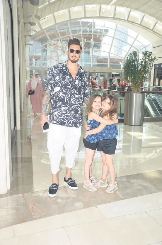 harvardi-bitiren-oyuncu-ece-hakim-abdde-kendisini-ziyarete-gelen-ailesinden-bakin-neler-istedi-1653764531088.jpg Harvard’ı bitiren oyuncu Ece Hakim, ABD'de kendisini ziyarete gelen ailesinden bakın neler istedi-4