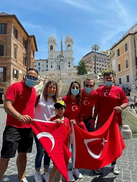 euro-2020-basliyor-turkiye-italya-maci-oncesi-roma-kirmizi-beyaza-burundu-turkiye-sesleri-1623423049766.jpeg EURO 2020 başlıyor! Türkiye - İtalya maçı öncesi Roma kırmızı beyaza büründü: 'Türkiye' sesleri...-6
