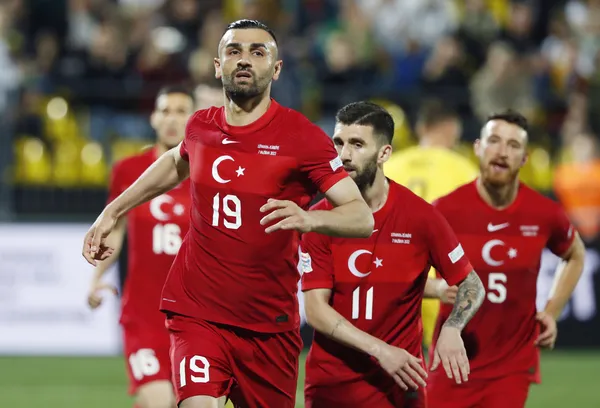 fenerbahce-ve-milli-takimin-yildizi-serdar-dursuna-surpriz-talip-cikti-bundesligaya-cagiriyorlar-1655282865569.jpg Fenerbahçe ve milli takımın yıldızı Serdar Dursun'a sürpriz talip çıktı! Bundesliga'ya çağırıyorlar...-3