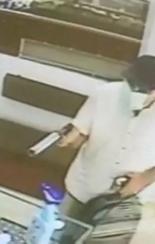 Elazığ'da kuyumcuda soygun girişimi! Polis olarak tanıttı silahını doğrulttu