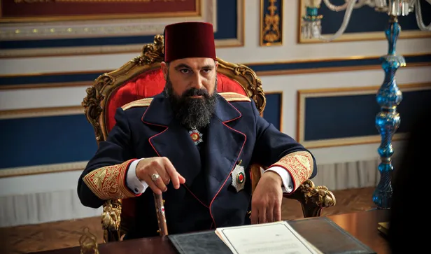 payitaht-abdulhamid-98-bolum-fragmani-yayinlandi-mi-abdulhamid-tehlikeyle-karsi-karsiya-kaliyor-1574454176262.jpg