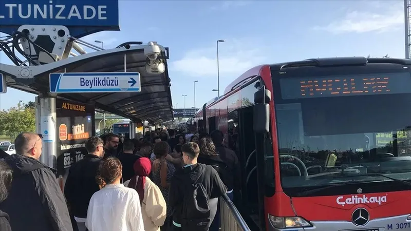 Son dakika: İstanbul Mecidiyeköy metrobüs durağında sapık! Genç kızın etek altını çekerken yakalandı telefonunda onlarca kadının görüntüsü çıktı-4