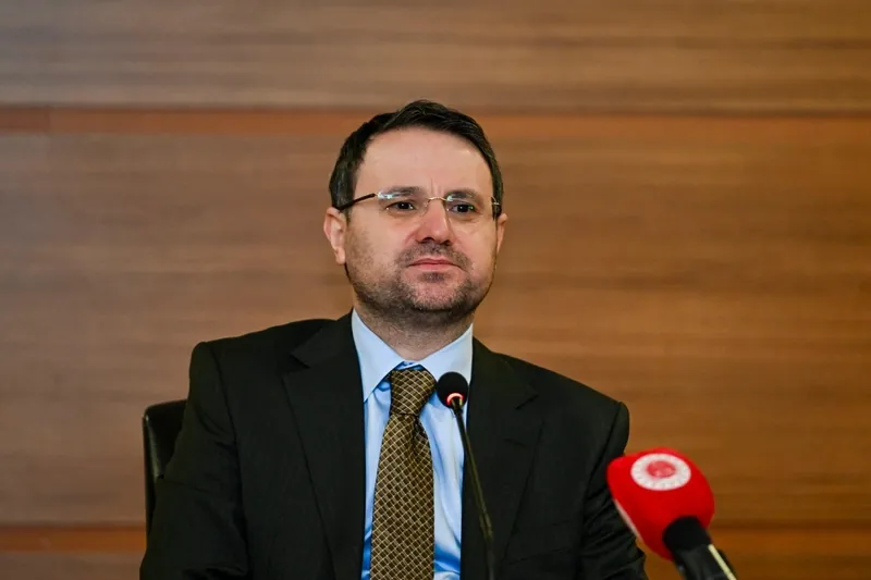 adalet-bakani-akin-gurlekin-ekmek-teknesindeki-goruntuleri-gundem-oldu-1773910949703.jpg Kimse onun "Adalet Bakanı" olacağını bilmiyordu! Akın Gürlek'in Ekmek Teknesi’ndeki figüranlık günleri...-3