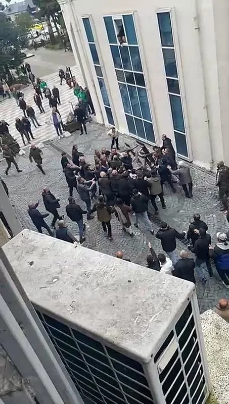 chp-hopa-secim-burosunda-yumruklu-kavga-o-anlar-kameraya-boyle-yansidi-1708444353346.jpeg CHP Hopa seçim bürosunda yumruklu kavga | O anlar kameraya böyle yansıdı...-3