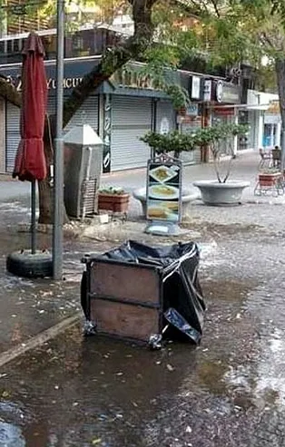 Manisa'nın Salihli ilçesinde sokak ortasında içi altın dolu kasa bulundu