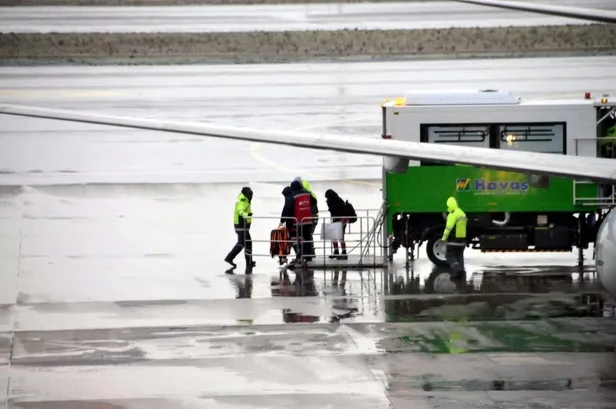 1610869385929.jpg İstanbul Havalimanı'nda panik anları! Yolcu uçağı acil iniş yaptı-2