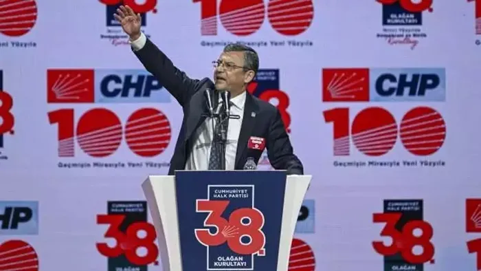 pkknin-siyasi-uzantisi-hdpdeme-yol-yuruyen-chp-lideri-ozgur-ozele-manisadaki-sehit-cenazesinde-tepki-yagdi-ozg-1703438663988.jpeg PKK'nın siyasi uzantısı HDP/DEM'e yol yürüyen CHP lideri Özgür Özel'e Manisa'daki şehit cenazesinde tepki yağdı: Özgür dışarı-6