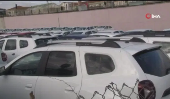 istanbul-zeytinburnunda-bir-otopark-dolusu-sifir-arac-stokculuk-1640764050344.jpg