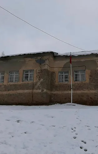 Köy okulunda skandal! Sıcak soba ızgarasını öğrencilerin vücuduna bastı