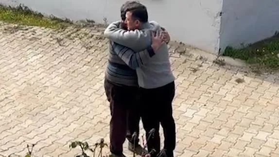 yurekleri-isitan-goruntuler-1708447092789.jpeg Yürekleri ısıtan görüntüler | İzmir Büyükşehir Belediye Başkan adayı Hamza Dağ'dan 'elbisem kirli' diyen vatandaşa örnek davranış! "Gel buraya sarılacağım"-4