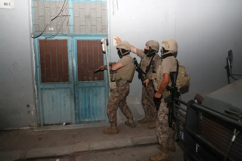 Mersin'de terör operasyonu: 12 kişi yakalandı-3