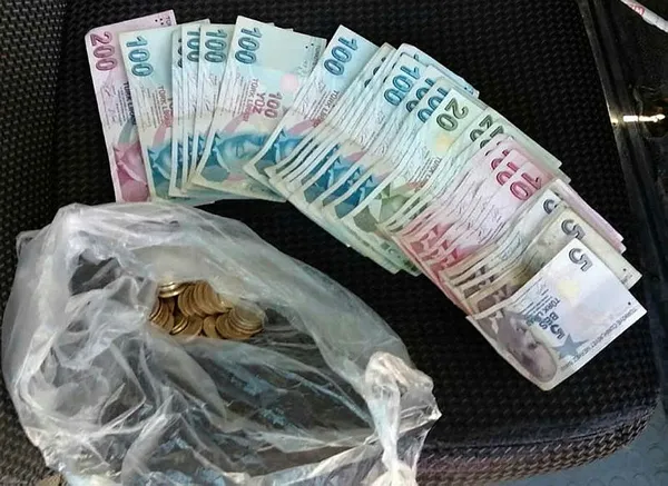 dilencinin-uzerinden-2-bin-200-lira-ve-100-euro-cikti-1619540717107.jpg Ramazan ayında yakalanan dilenci Ramazan T.'nin üzerinden 2 bin 200 lira, iç çamaşırından ise 100 euro çıktı-1
